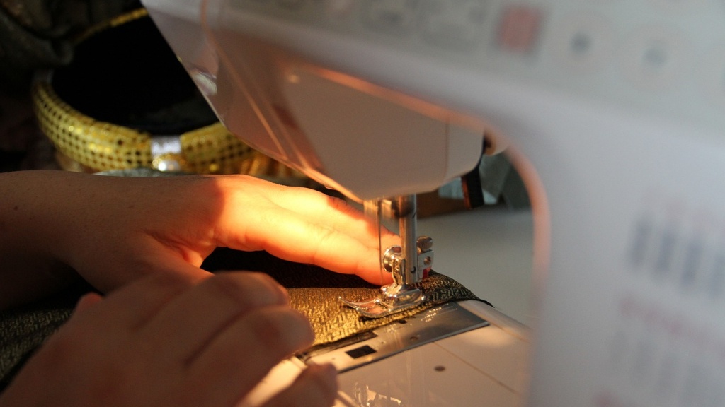 How To Put Thread Sewing Machine