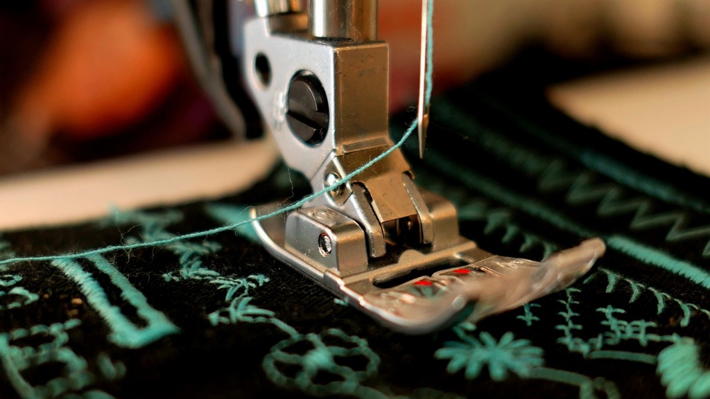 How Do I Thread A White Sewing Machine