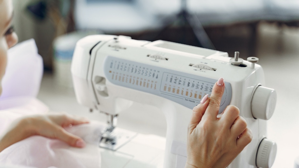 How Does A Manual Sewing Machine Work