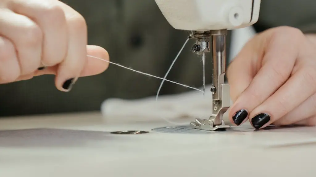 How to put the needle in the sewing machine?