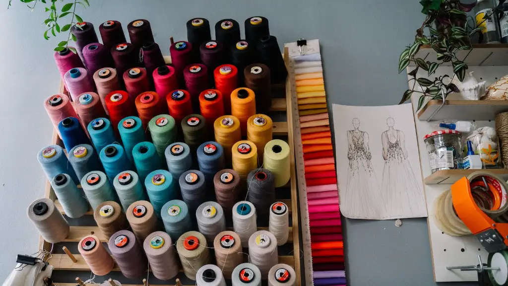 How to thread the needle of a sewing machine?