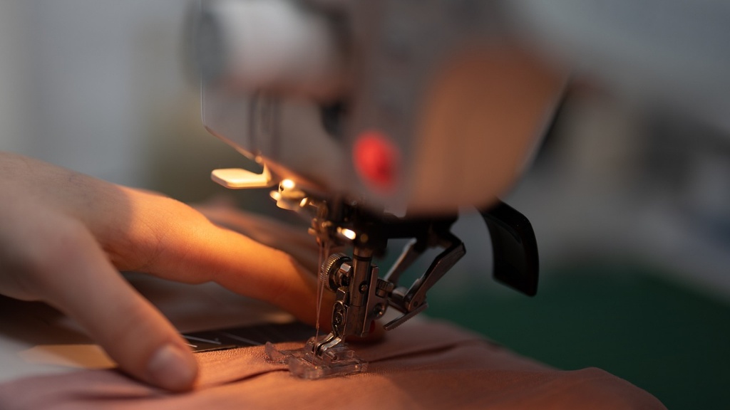 How to thread the needle of a sewing machine?