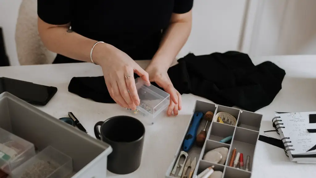 How to thread the needle of a sewing machine?