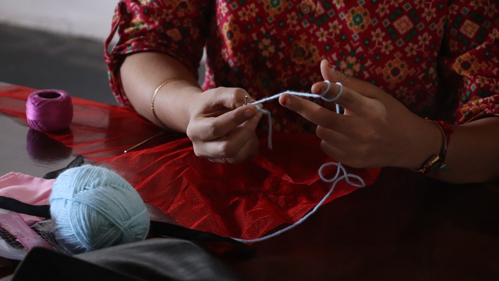 How To Thread A Simple Singer Sewing Machine