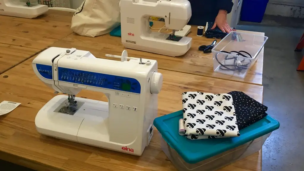 How to insert a needle into a sewing machine?