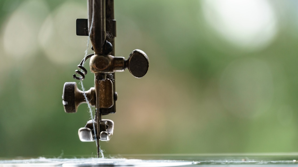 How To Thread The Needle On A Sewing Machine